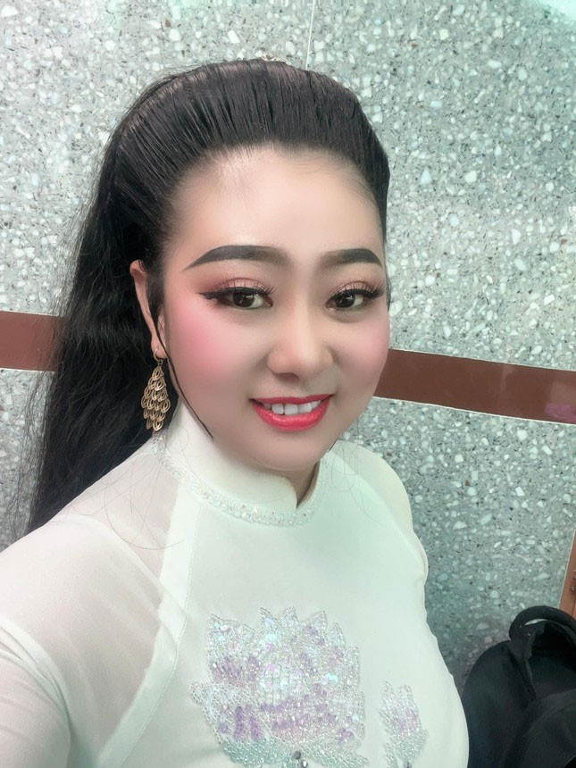 Hình ảnh cố nghệ sĩ Lê Phương lúc đi diễn.