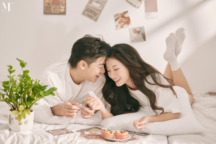 Cặp đôi Vbiz chênh lệch 2 tuổi vướng nghi vấn phim giả tình thật.