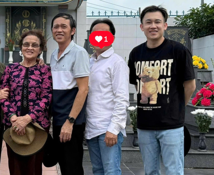 Dương Triệu Vũ cùng nghệ sĩ Hoài Linh thăm mộ người thân.