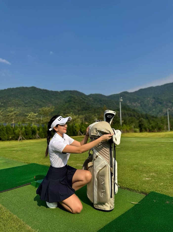 MC Mai Ngọc vẫn chăm chỉ chơi bộ môn golf. Ảnh: FBNV