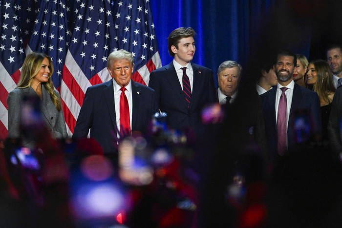Gia đình ông Donald Trump xuất hiện sau bầu cử, cậu con trai tiếp tục 'gây sốt' Ảnh 3