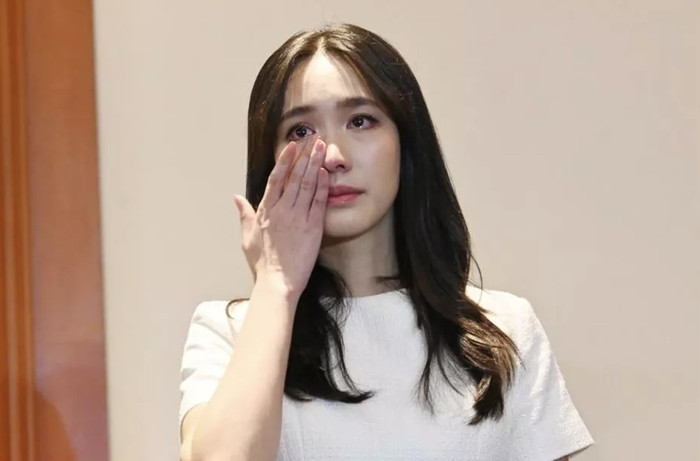 Nữ diễn viên hạng A showbiz Thái Lan vừa bị bắt vì liên quan tới đường dây lừa đảo hơn 300 tỷ đồng. 