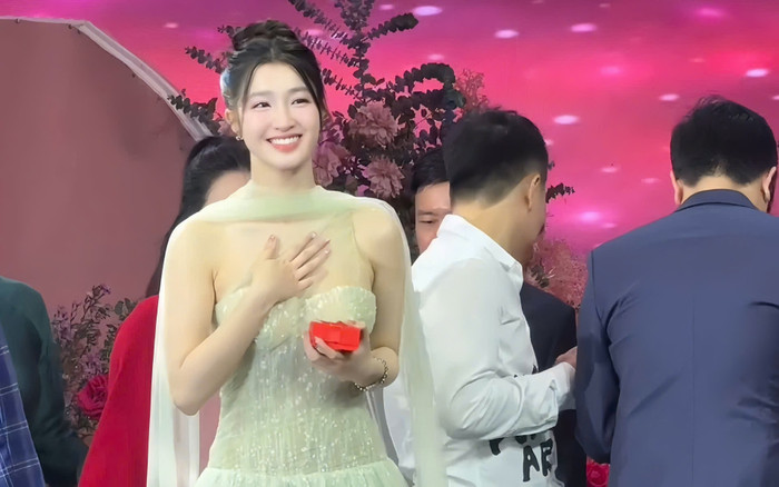 Nhan sắc Á hậu Phương Nhi tại đám cưới Ảnh 2