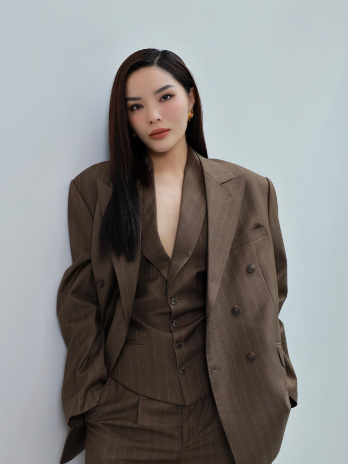 Visual tổng tài của Kỳ Duyên. 