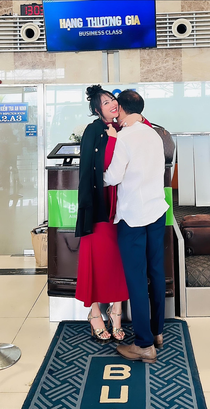 Phi Thanh Vân nở nụ cười tươi rói khi được bạn trai ôm vào lòng. Ảnh: FBNV