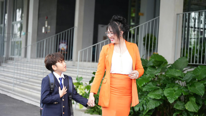 Trong những năm nay, Phi Thanh Vân lựa chọn cuộc sống độc thân để tập trung chăm sóc con trai. Ảnh: FBNV