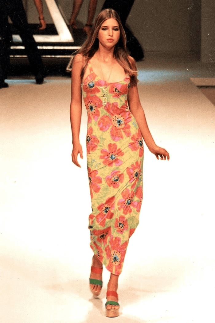Ivanka, con gái ông Donald Trump xuất hiện trong show của nhà thiết kế Enricon Coveri diễn ra vào năm 1996.