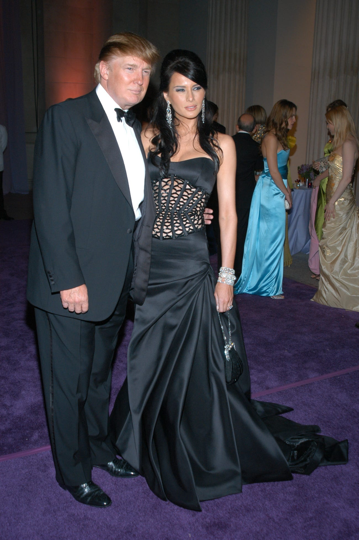 Tổng thống Trump đã cầu hôn phu nhân Melania vào tháng 4/2004 vào buổi tối của sự kiện Met Gala. Khi xuất hiện ở sự kiện, bà kết hợp chiếc nhẫn đính hôn 15 carat của mình với chiếc váy dạ hội màu đen có phần corset được cắt xẻ táo bạo.