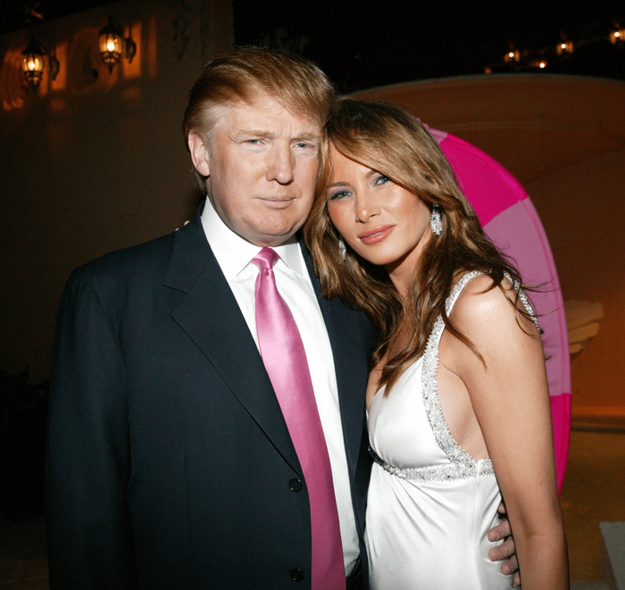 Phu nhân Melania Trump bắt đầu nổi tiếng vào năm 1990 khi hẹn hò với ông Donal Trump. Vào thời điểm đó, bà Melania đang làm người mẫu với gu ăn mặc cực kỳ cá tính. Sau khi kết hôn với ông Trump, nữ người mẫu có sự biến đổi rõ rệt trong phong cách rõ rệt theo từng giai đoạn với cuộc sống của một doanh nhân cho đến Phu nhân Tổng thống. 