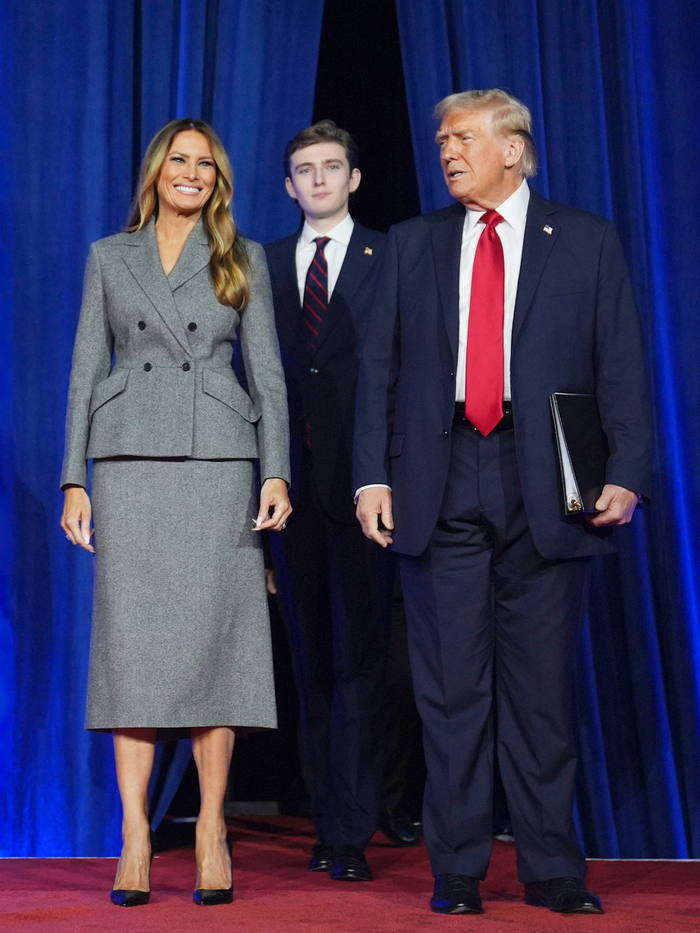 Ngày 6/11, Melania Trump chính thức trở thành Đệ nhất phu nhân của nước Mỹ lần 2 khi chồng đắc cử Tổng thống. Trong ngày vui, bà xã của Tân Tổng thống Mỹ thu hút mọi ánh nhìn với gu ăn mặc sang trọng, thanh lịch trong bộ vest phom dáng cổ điển của Dior.