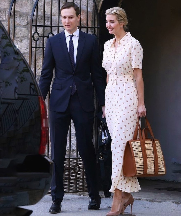 Bên cạnh kiểu dáng, chất liệu, bảng màu trang phục cũng là một khía cạnh được cô chú trọng. Ivanka Trump tập trung khai thác ở gam màu đơn sắc, pastel từ váy áo đến phụ kiện. 