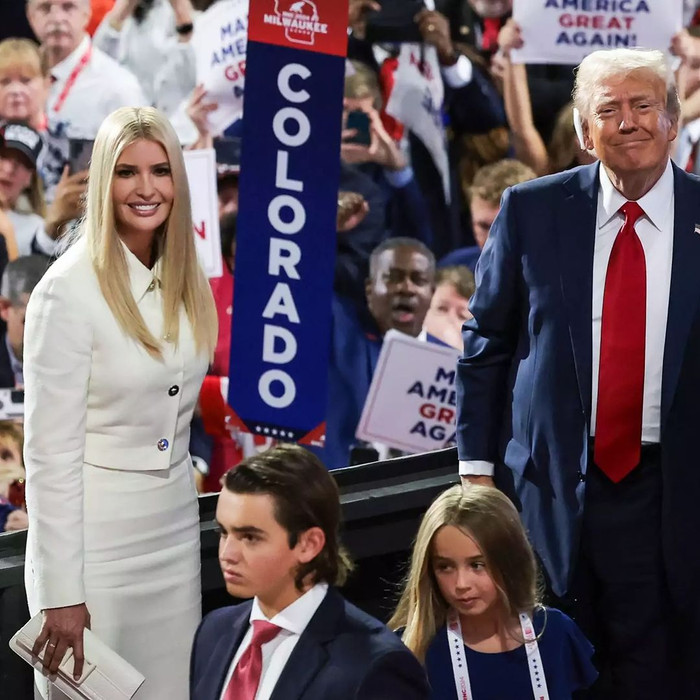 Ivanka Trump xuất hiện tại ngày 4 Republican National Convention (18/7) trong bản phối tông trắng đầy thanh lịch. Sự kết hợp giữa váy áo Versace và đôi giày cao gót đan lưới Jimmy choo love pumps mang lại vẻ ngoài chuẩn mực cho con gái ông Trump.  