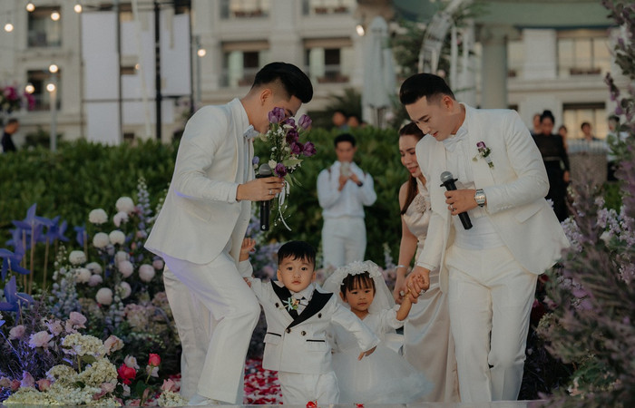 Cặp đôi giới thiệu 2 con chung với bạn bè, người thân. 