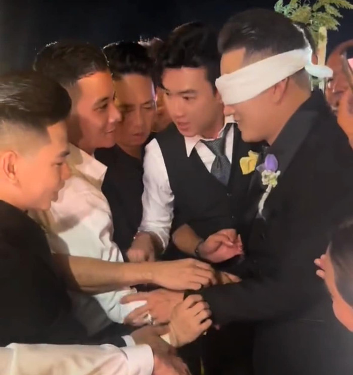 Xúc động khoảnh khắc Hà Trí Quang bịt mắt vẫn tìm thấy Thanh Đoàn trong đám cưới Ảnh 2