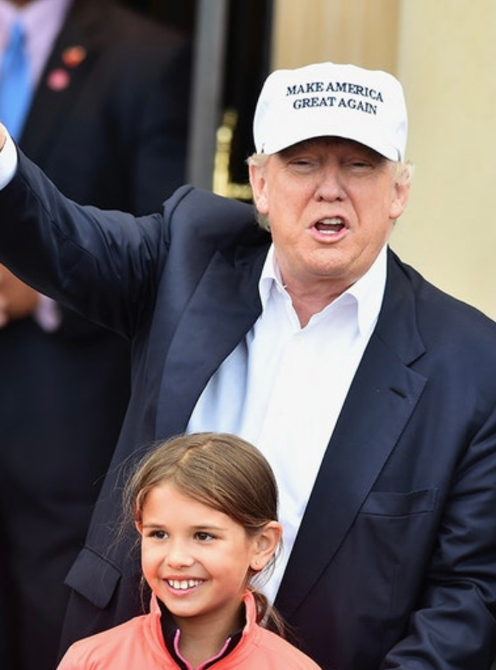 Ông Trumb và cháu gái.