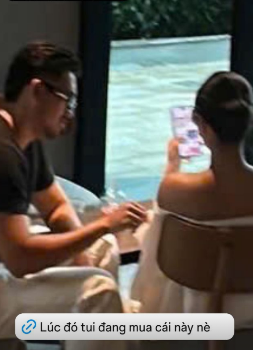 Thiên Ân giải thích chuyện nhìn chằm chằm vào điện thoại khi đi uống cà phê với bạn.