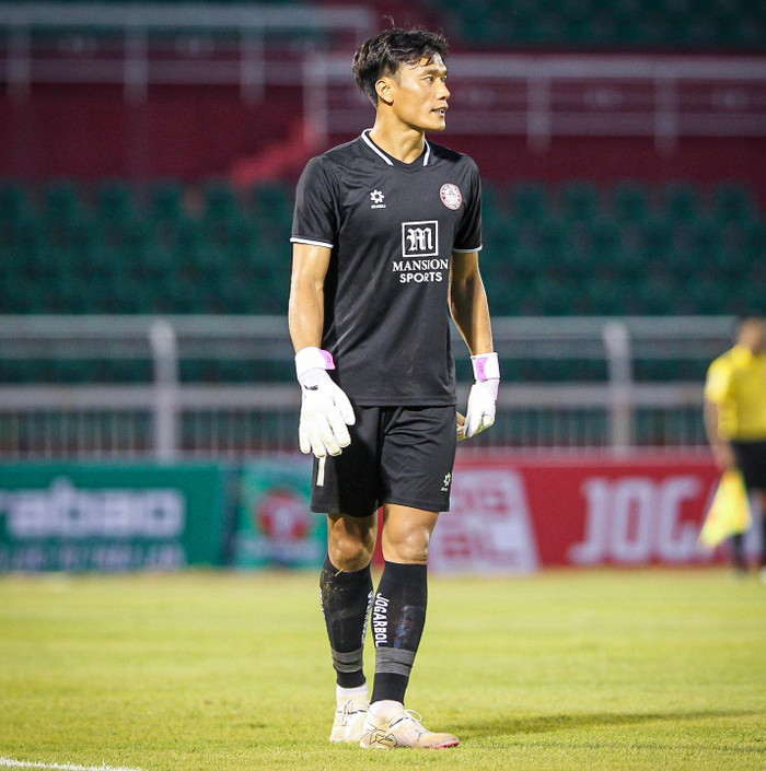 Từng trỗi dậy trong nghịch cảnh nhưng thủ môn Bùi Tiến Dũng trở lại 'kiếp dự bị' theo cách đầy trớ trêu. Ảnh: CLB TPHCM