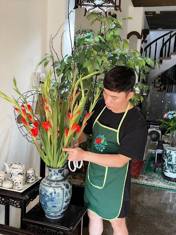 Nam ca sĩ đang sống độc thân trong một ngôi nhà rộng rãi.