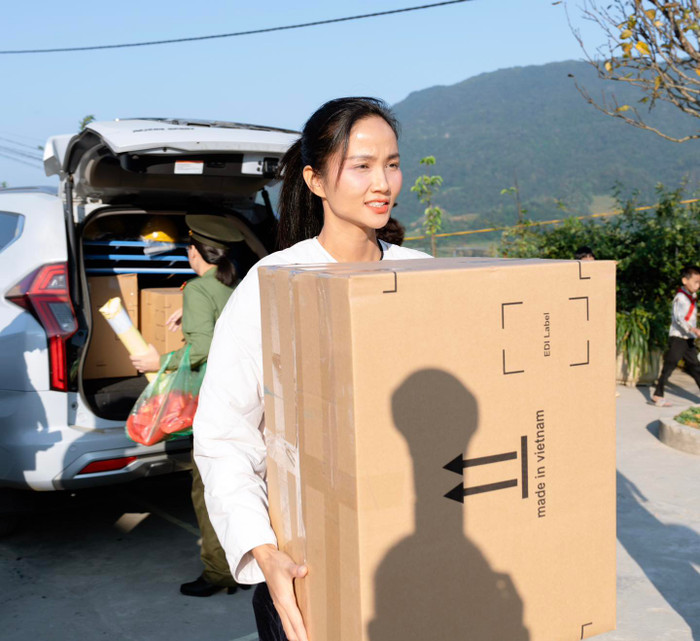 H'Hen Niê khoe sắc rạng rỡ dù không trang điểm quá đậm.