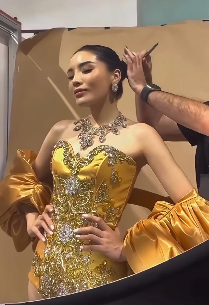 Thi thoảng, Hoa hậu Kỳ Duyên nở nụ cười mỉm ngọt ngào.