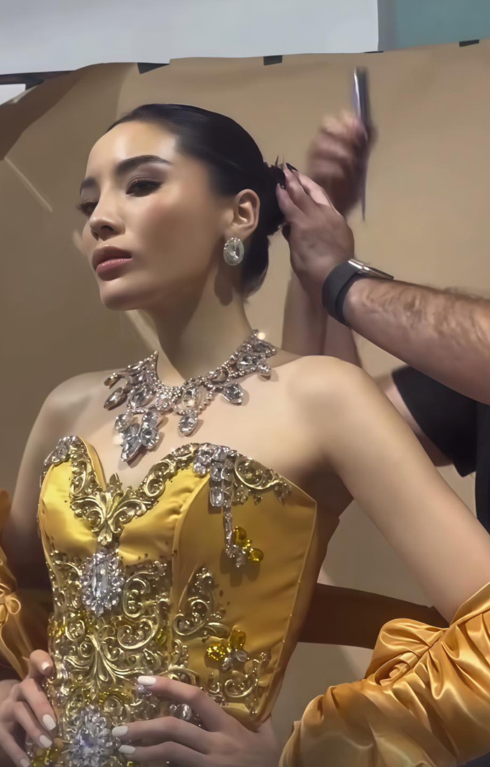 Hoa hậu Kỳ Duyên khoác trên người trang phục đồng diễn tại Miss Universe, ghi điểm với thần thái sắc lạnh,