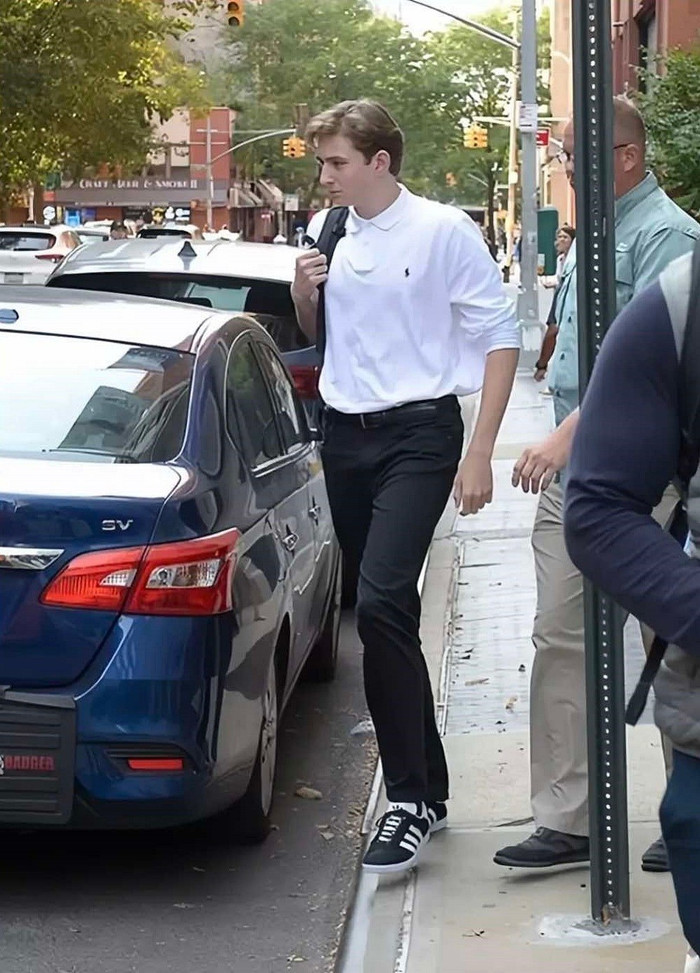 Ngày đầu trở thành sinh viên, cậu út nhà Donald Trump khiến cả trường phải đổ dồn sự chú ý