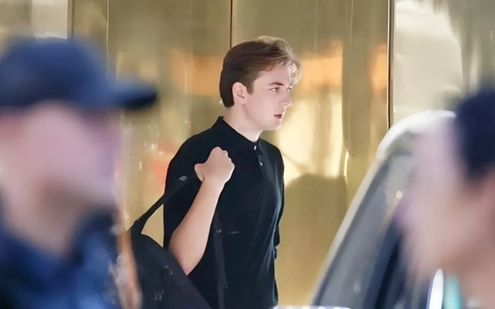 Cậu út nhà Donald Trump: Diện đồ đơn giản đi học vẫn 'hot' nhất trường Ảnh 2