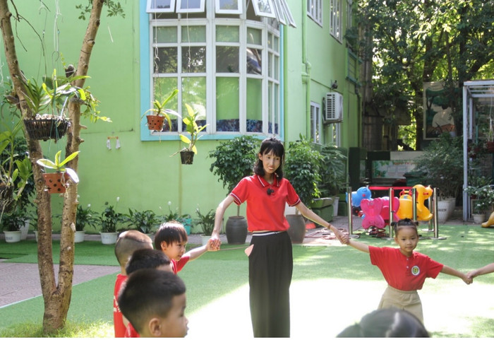 Bị biến dạng do bệnh lạ, cô giáo Hà Nội vẫn lan tỏa yêu thương qua công việc giảng dạy thường ngày.