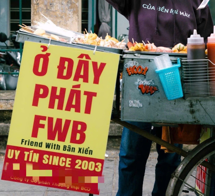  Quảng cáo 'chất lừ' khiến nhiều người trầm trồ của bà chủ bán cá viên chiên. Ảnh: ST