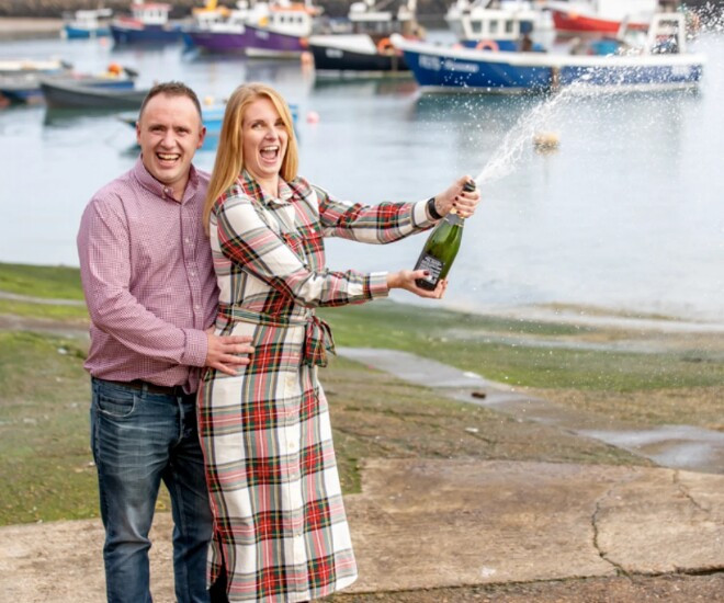 Luke Harris và vợ ăn mừng khi có 33 tỷ đồng.