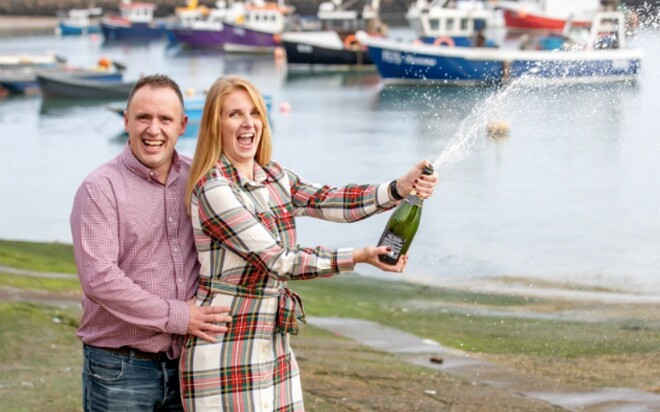 Người đàn ông đi mua một ổ bánh mì, bất ngờ về nhà với 33 tỷ đồng Ảnh 2