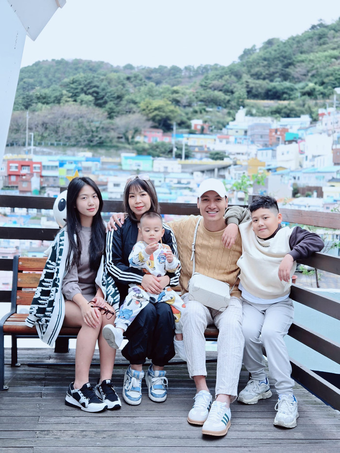 Gia đình 5 người của Mạnh Trường trong chuyến du lịch Hàn Quốc vừa qua.