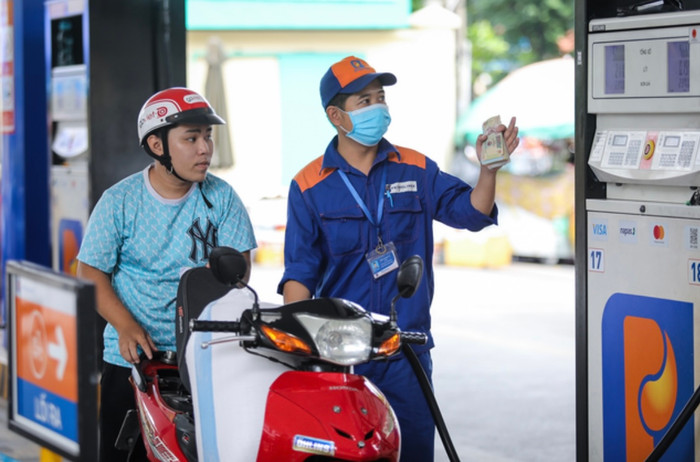 Giá xăng RON 95-III tăng lên 20.854 đồng/lít từ chiều nay.