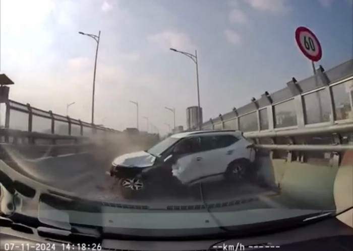 Vành đai 2 tắc nghẽn vì xe ô tô đâm dải phân cách, tài xế bị thương nặng.