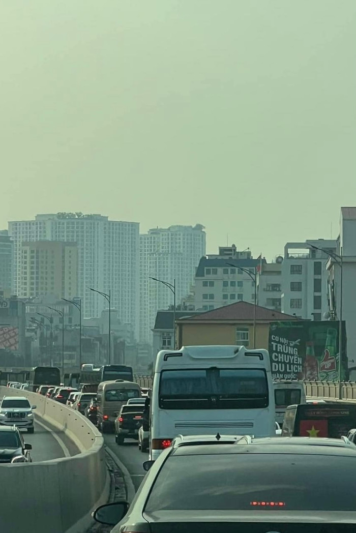 Xe lao vào dải phân cách, vành đai 2 ùn tắc kéo dài.