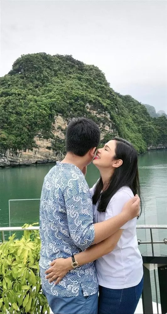 Việt Trinh cho biết cô có thói quen ôm con, bày tỏ tình cảm yêu thương dành cho con trai.