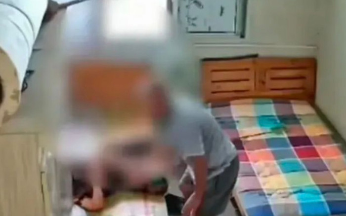 Gửi mẹ ở viện dưỡng lão, con gái check camera phát hiện điều dưỡng viên quấy rối Ảnh 2