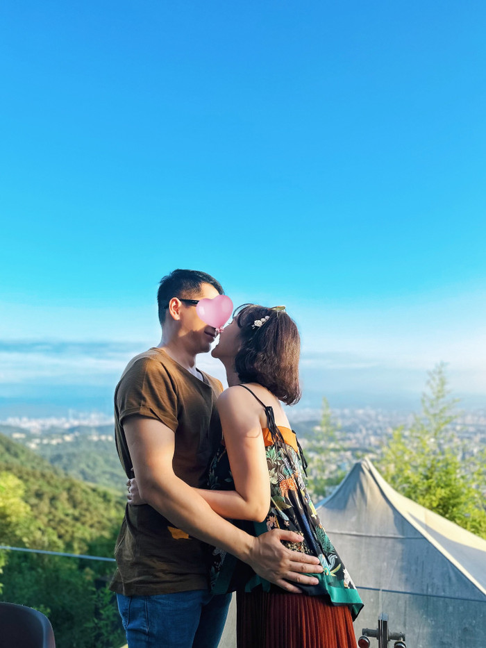 Hương Giang đăng ảnh tình cảm với chồng liền bị cộng đồng mạng nhắc về Đình Tú. 