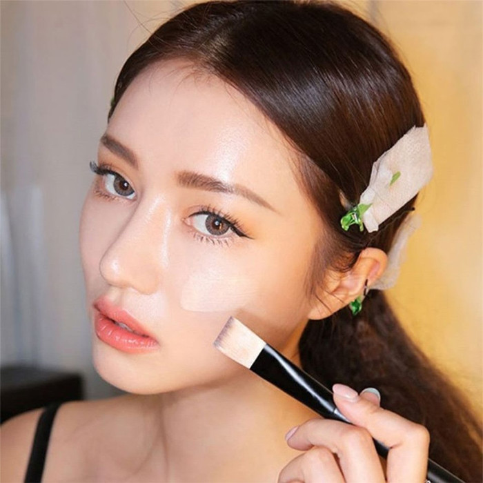 Để khuôn mặt thêm phần góc cạnh và sắc nét, hãy sử dụng kem tạo khối.