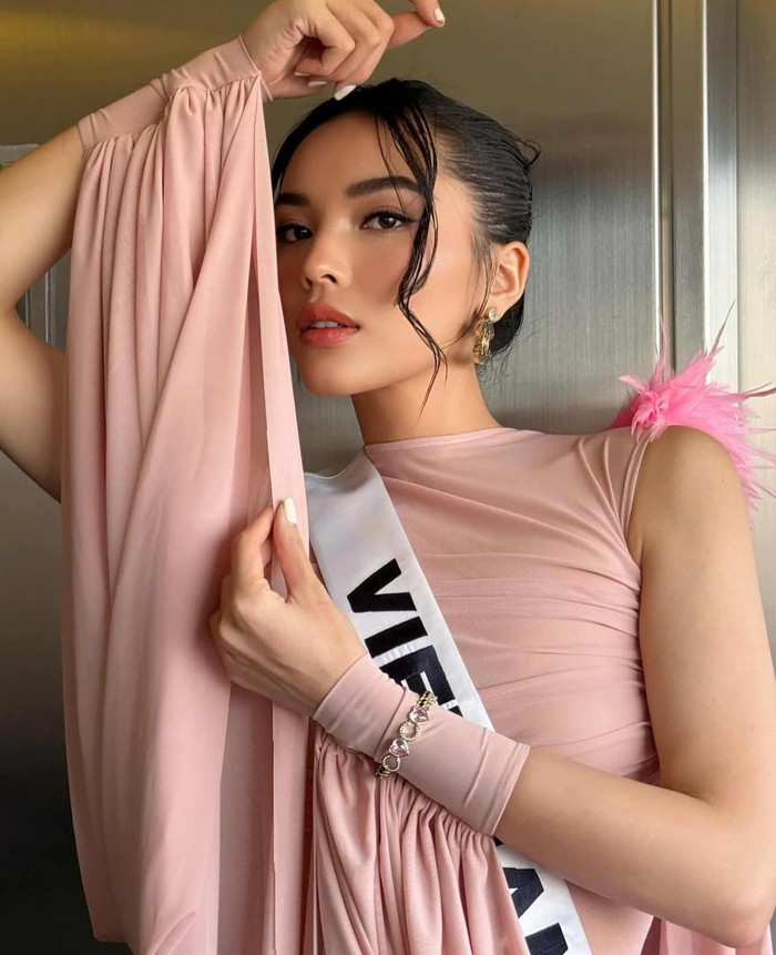 Bước sang ngày thứ 10, Kỳ Duyên làm mới bản thân bằng kiểu tóc mới toanh đang được các chị em yêu thích. Đây cũng là kiểu tóc thứ 10 tại hành trình chinh phục vương miện Miss Universe. Nàng hậu búi cao để tôn gương mặt thanh thoát, trang điểm nhẹ nhàng và đeo khuyên tai kiểu dạng lạ mắt để góp phần nâng tầm set đồ. 