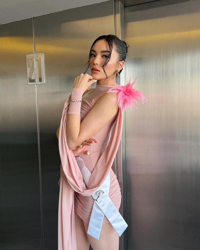 Chính kinh nghiệm 10 năm làm showbiz cộng với những trải nghiệm thực tế đã tạo nền móng để Kỳ Duyên phát huy tinh thần thời trang tại Mexico. So với các đại diện đi trước, rõ ràng Kỳ Duyên đang làm rất tốt về mặt visual. Cô hiểu rõ tính chất của mỗi sự kiện để đưa ra cho mình một thiết kế ổn định, phù hợp nhất. 