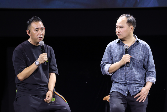 Nhạc sĩ Việt Anh (phải) và đại diện ban tổ chức liveshow Việt Anh. 