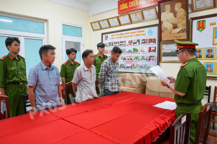 Cơ quan điều tra tống đạt quyết định tạm giữ hình sự các đối tượng Đức, Tâm và Phong. Ảnh: CAND