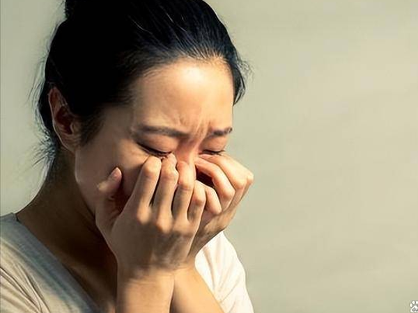 Tôn Mỹ Hân buồn bã khi chồng nghi ngờ mình.