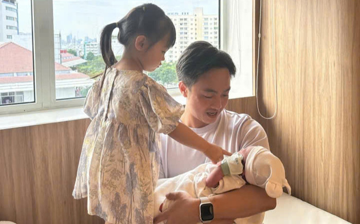 Cường Đô La sáng làm chủ tịch, tối vào vai ông bố bỉm sữa chăm con cực khéo Ảnh 2