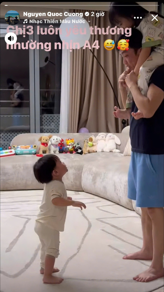 Khoảnh khắc bình yên Cường Đô La vui chơi cùng các con.