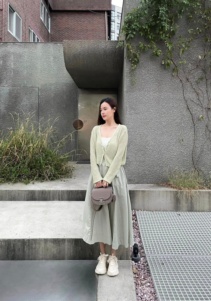 Trong hình ảnh mới nhất, Midu xuống phố với mẫu túi hàng hiệu có giá trị hơn 116 triệu đồng.