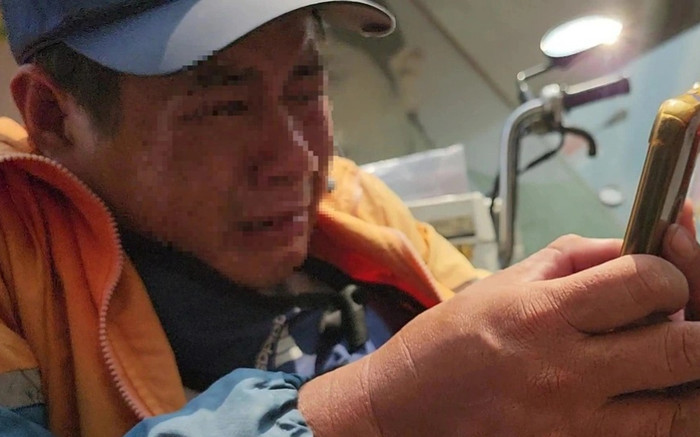 Vợ chở con gái bị xe bồn cán tử vong, chồng khóc ngất khi đến hiện trường Ảnh 2