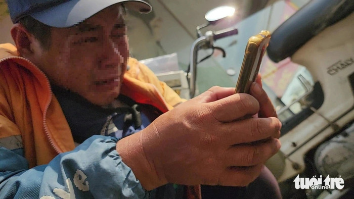 Người chồng khóc nấc khi đến hiện trường sau khi hay tin vợ con gặp nạn. Ảnh: Tuổi Trẻ Online