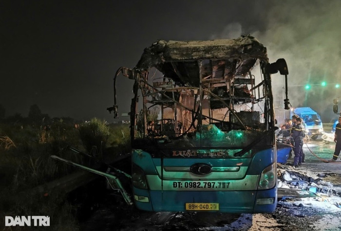 Xe khách cháy dữ dội tại Hà Nam, hành khách thoát nạn trong gang tấc - Ảnh: Dân Trí